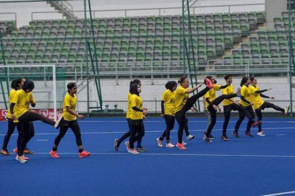 Barisan pemain hoki Skuad Projek Khas Wanita Kebangsaan mengadakan sesi latihan sebelum perlawanan persahabatan untuk kempen Piala Asia 2022 di Stadium Hoki Bukit Jalil pada Selasa. - foto: Bernama