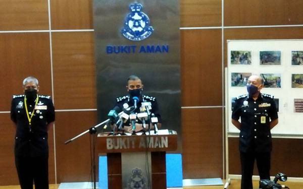 Ayob Khan (tengah) pada sidang akhbar di Ibu Pejabat Polis Bukit Aman, Kuala Lumpur pada Selasa.