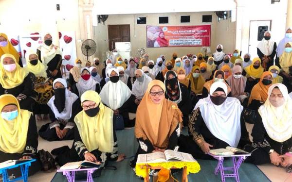 Lebih 100 wanita pelbagai latar belakang menyertai Majlis Khatam al-Quran Wanita UMNO Bahagian Bachok yang diadakan di Chalet Pantai Tok Abah, Bachok, pada Selasa.