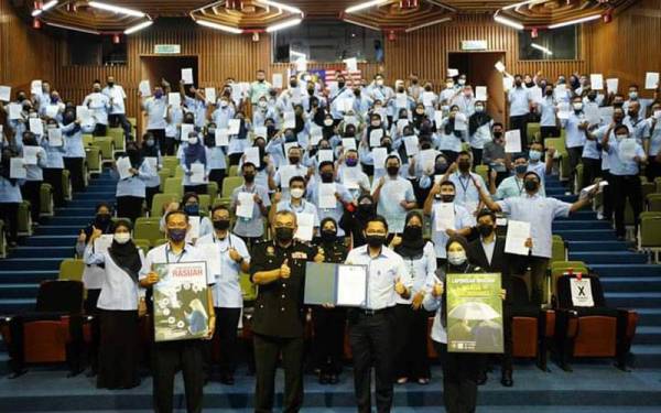 Hasrolnizam (dua dari kanan) dan Ridzuan (dua dari kiri) bersama warga kerja LUAS selepas majlis melafaz dan menandatangani IBR pada Selasa.