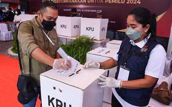 Petugas menyertai latihan membuang undi menjelang Pemilu 2024 di Pejabat Komisi Pemilihan Umum (KPU) di Medan, wilayah Sumatera Utara pada bulan lalu. - Foto Agensi