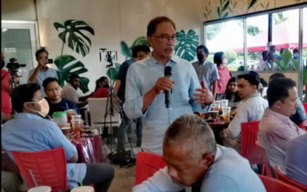 Anwar ketika Program #TemuAnwar Sembang Santai Dato' Seri Anwar Ibrahim di sebuah restoran di Port Dickson