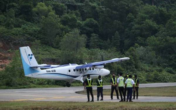 Pesawat SKS Airways yang membawa 19 penumpang dari Subang tiba di Lapangan Terbang Pangkor pada Selasa.