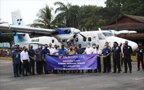 Saarani (tengah) menerima penumpang pada sambutan penerbangan sulung SKS Airways ke Pulau Pangkor di Lapangan Terbang Pangkor pada Selasa.