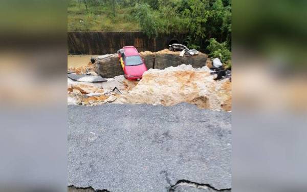 Antara kereta yang terjatuh dalam parit akibat runtuhan di di Jalan LP1A/2 Lestari Perdana,Bandar Putra Permai di sini petang Selasa.