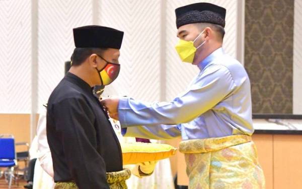 Tengku Amir mengurniakan pingat kebesaran kepada salah seorang penerima di Dewan Jubli Perak Sultan Abdul Aziz, Bangunan SUK Selangor di sini.