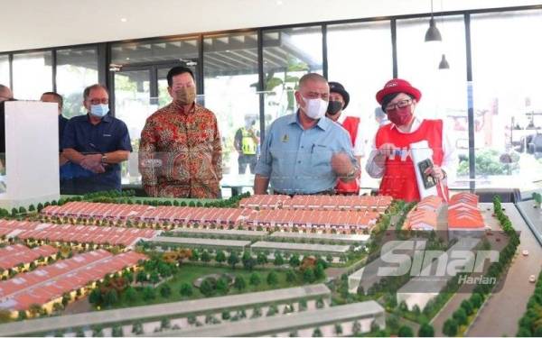 Saarani (dua dari kanan) melihat projek yang dilaksanakan oleh Syarikat Team Keris Berhad ketika mengadakan lawatan ke Projek Silverlakes Brand Village di Tapak Pembangunan Spanish Gardens by the Water pada Rabu.