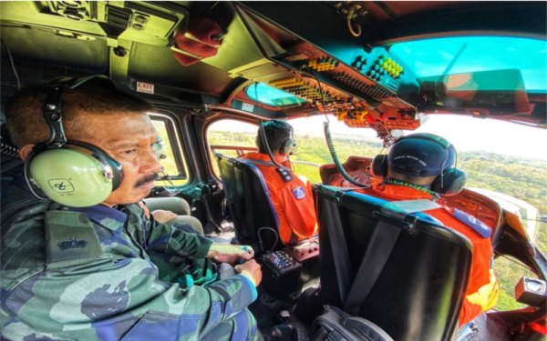 Mohd Sail bersama juruterbang, Superintendan Hasli Hassan dan pembantu juruterbang, Asisten Superintendan M Vithayatharan Nair membuat tinjauan udara di sempadan Malaysia -Thailand di Bukit Kayu Hitam pada Rabu.