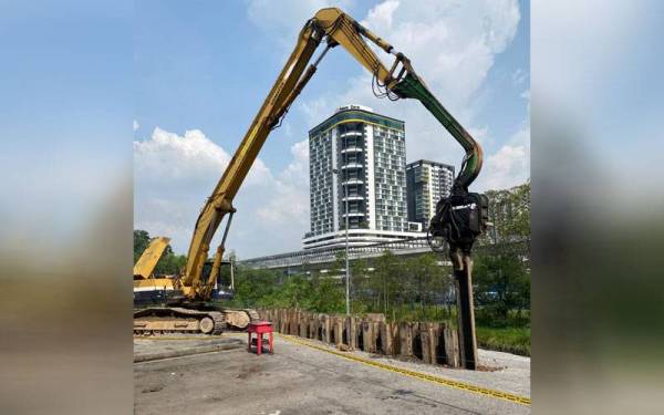 Pihak MBSJ mengambil tindakan segera dengan menanam cerucuk sementara di sepanjang kawasan tanah mendap di Jalan LP1A/2 Lestari Perdana, Bandar Putra Permai di sini.