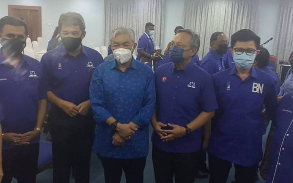 Mohamad (dua dari kiri) dan Ahmad Zahid pada pertemuan komponen BN di Pejabat UMNO Johor pada Rabu.