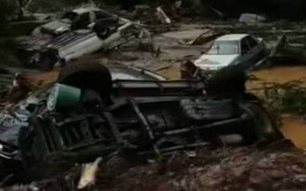 Ratusan kediaman dan kenderaan musnah ketika Hulu Langat dilanda banjir pada Disember lalu. - Gambar hiasan