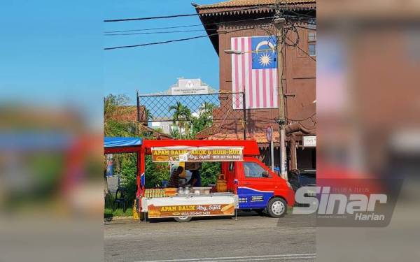 Syed juga menggunakan lori kecil untuk bergerak ke pasar malam dan pasar tani.