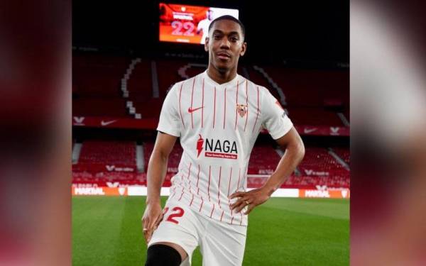 Martial ketika sesi pengenalan sebagai pemain baharu Sevilla di Stadium Ramon Sanchez Pizjuan, Seville. - Foto AFP