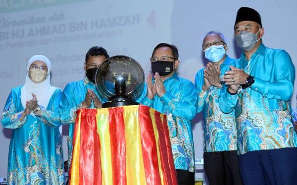 Ahmad (tiga dari kanan) dan Pengerusi Jemaah Pengarah Pertubuhan Peladang Negeri Selangor (PPNS), Datuk Abd Rahman Bakri (kanan) pada gimik perasmian Mesyuarat Agung Tahunan Pertubuhan Peladang Negeri Selangor Kali ke-44 di sebuah hotel pada malam Rabu. - Foto Bernama