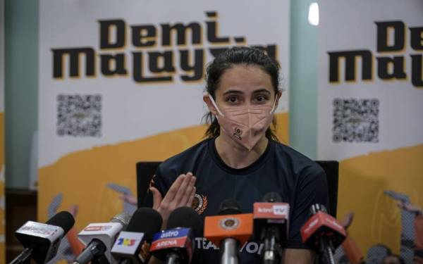 Atlet gimnastik negara, Farah Ann Abdul Hadi ketika sidang akhbar selepas majlis amanat Tahun Baharu 2022 kepada atlet dan jurulatih di bangunan Majlis Sukan Negara, Bukit Jalil pada Rabu. - foto Bernama