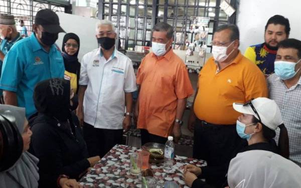 Dua dari kanan Aminolhuda, Mohamad dan Hassan dalam program sarapan pagi bersama YB Mohd Sabu dan pemimpin masyarakat sebelum mengagihkan sumbangan limau mandarin sempena Tahun Baharu Cina di Bandar Permas Jaya, Pasir Gudang, pada Khamis.