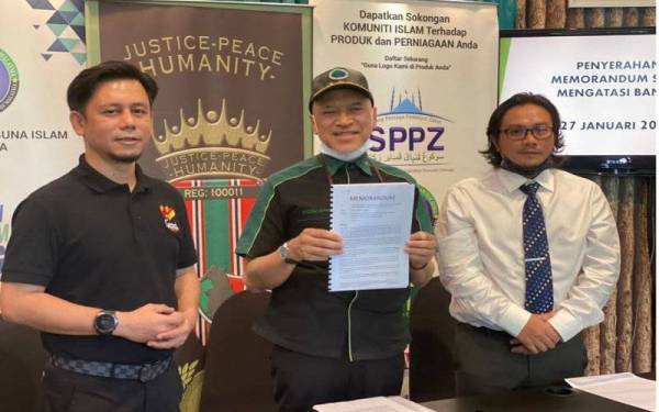 Ketua Aktivis PPIM, Datuk Nadzim Johan (tengah), Pengerusi Purim, Norshahrizal Nordin (kanan) dan wakil penduduk yang terkesan banjir akan menyerahkan memorandum syor.