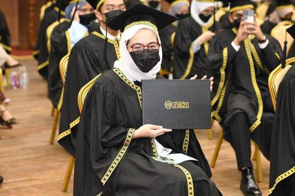 Tuah Rezki menerima Diploma Pengajian Bank pada Majlis Idul Ilmi Konvokesyen Universiti Sultan Zainal Abidin (UniSZA) ke-12 pada Khamis.