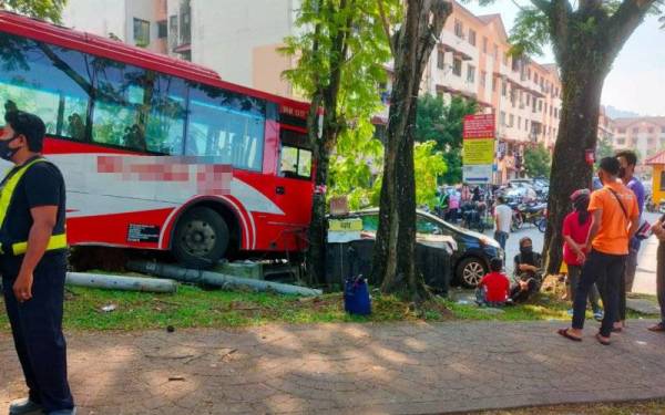 Sebuah bas yang tidak ditarik brek tangan dengan sempurna bergerak sendiri lalu melanggar sebatang pokok hingga tumbang.