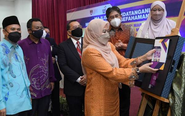 Noraini (dua dari kanan) dan Roziah (kanan) pada gimik Pelancaran Buku Laporan Kajian DNA UiTM di Anjung Seri Budiman UiTM Shah Alam pada Khamis. - Foto Bernama