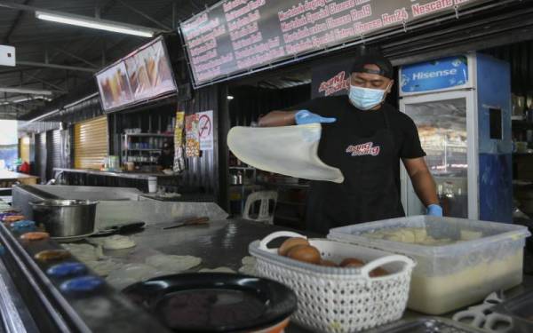 Kamarul Rizal menunjukkan kemahiran membuat roti canai terbang.