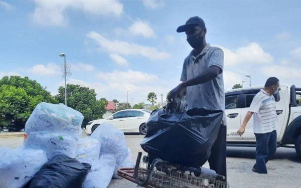 Bahan seperti besi boleh ditukar kepada wang menerusi 'Program Jangan Buang, Ini Wang' anjuran MBK setiap dua kali sebulan.