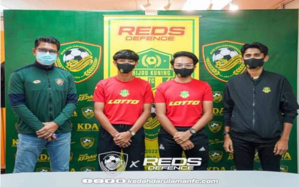 Dari kiri Khamal Idris Ali, Muhammad Farhan, Muhammad Hafiy dan Muhammad Talhah pada sidang akhbar di Pejabat KDA FC, Alor Setar pada Khamis. - Foto KDA FC