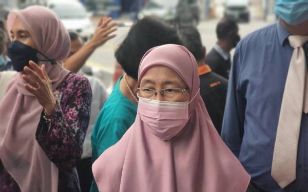 Wan Azizah ketika bercakap kepada media di hadapan Ibu Pejabat Polis Bukit Aman, Kuala Lumpur.