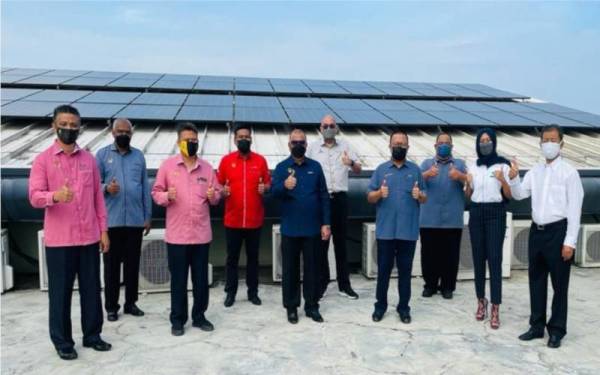 Mohd Zolkafly (lima dari kiri) melawat Panel Solar PV yang dipasang di bumbung bangunan MDPT di Seri Iskandar pada Jumaat.