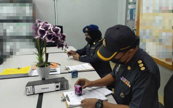 Pegawai KPDNHEP Pahang mengambil tindakan mengeluarkan kompaun terhadap sebuah syarikat jual beli kenderaan terpakai di negeri ini yang dikesan meminda maklumat tahun buatan kenderaan dijual untuk mengaut keuntungan.