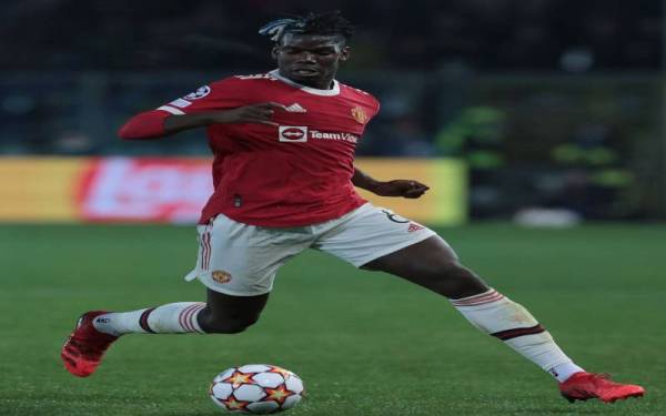 Pogba mengawal bola - Foto Sportskeeda