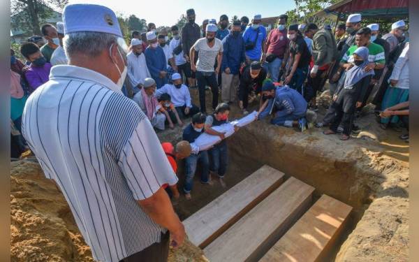 Jenazah Raihan dan tiga anaknya dikebumikan dalam satu liang lahad di Tanah Perkuburan Islam Mukim Panchor, Pengkalan Chepa, Kota Bharu pada Sabtu.