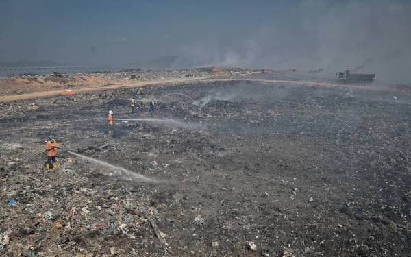 Kawasan kebakaran tapak pelupusan sampah Pulau Burung, Jalan Byram di sini mencatatkan kualiti udara semakin buruk pada Sabtu. - Foto Bernama