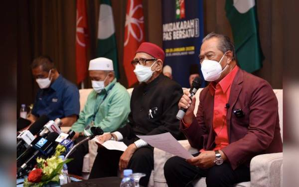 Muhyiddin (kanan) mengadakan sidang akhbar sempena Program Muzakarah Pas-Bersatu 2022 pada Sabtu. - Foto Bernama