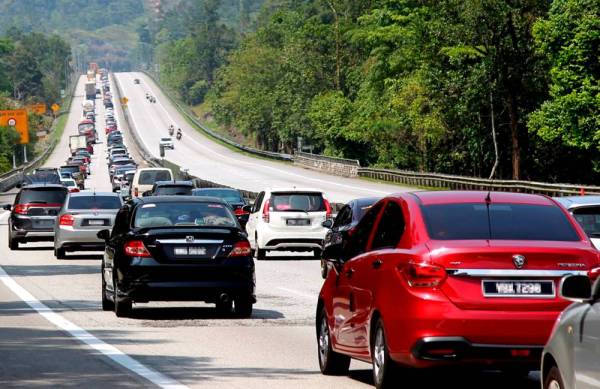 Kenderaan yang menggunakan Lebuh Raya Utara-Selatan di Kilometer 313.7 Arah Utara sesak dan bergerak perlahan ketika tinjauan menjelang cuti perayaan Tahun Baharu Cina hari ini. Foto Bernama