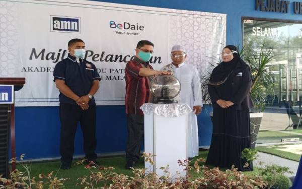 Zuraidin (dua dari kiri) bersama Nursafriza (kanan) dan Amar Mirza (dua dari kanan) semasa Majlis Pelancaran Akademi Memandu Nasrom Patuh Syariah di Kedai Lalat, Kota Bharu pada Sabtu.