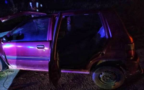 Kereta Kancil yang dipandu mangsa dipercayai hilang kawalan lalu melanggar bucu penghadang jalan dalam kejadian di KM18 Jalan Lipis-Benta pada Ahad.