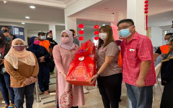 Rina (dua dari kiri) menyerahkan sumbangan kepada Pusat Jagaan Persatuan Kebajikan Chen Ai OKU di Petaling Jaya pada Ahad.