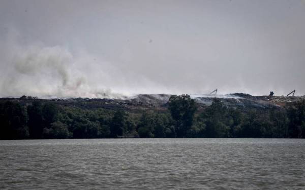 Tapak Pelupusan Sampah Pulau Burung, Jalan Byram terbakar membabitkan kawasan seluas lebih 8,000 meter persegi. - Foto Bernama