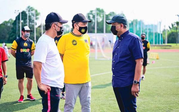 Reezal (kanan) berkata sesuatu dengan Hamidin (tengah) ketika mengadakan lawatan ke Stadium Panasonic Shah Alam. - Foto FB Reezal Merican Naina Merican