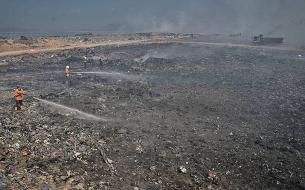 Kawasan kebakaran tapak pelupusan sampah Pulau Burung, Jalan Byram, Nibong Tebal. - Foto Bernama