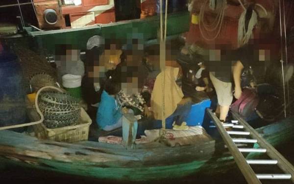 Antara migran yang ditahan dalam operasi di Sungai Besar Sabak Bernam pada Sabtu.