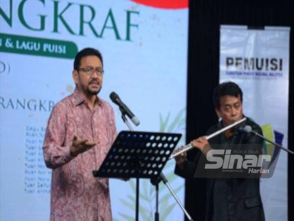 Radzuan (kiri) menyampaikan bacaan puisi pada Program Baca Puisi Anti Rasuah: Pemuisi@Karangkraf di Kompleks Karangkraf pada Ahad. - FOTO SINAR HARIAN/ MOHD HALIM ABDUL WAHID.
