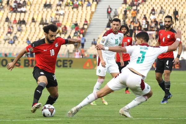 Penyerang Mesir, Mohamed Salah (kiri) cuba melepasi pertahanan Mesir, Adam Masina pada aksi suku akhir berkenaan. -Foto EPA