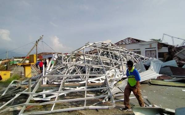 Rangka bumbung yang diterbangkan angin akibat kejadian ribut yang melanda kawasan Kampung Tawas, Ipoh pada Ahad.