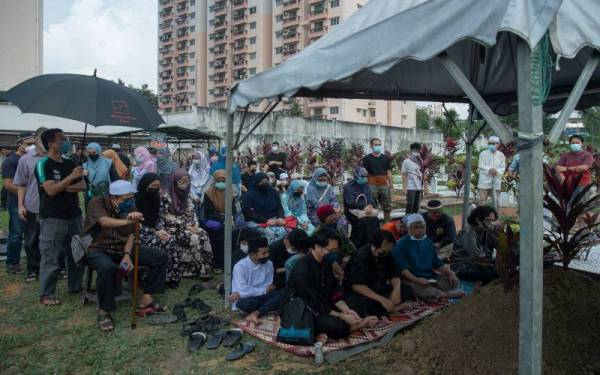 Jenazah Abdul Rahman selamat dikebumikan di Tanah Perkuburan Kampung Melaka, Batu 10 Jalan Hulu Langat pada jam 11.20 pagi Isnin. - Foto Bernama