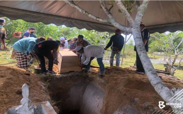 Bapa jaguh berbasikal trek kebangsaan, Datuk Mohd Azizulhasni, Allahyarham Awang Embong selamat dikebumikan di Tanah Perkuburan Islam Syed Yahya, Dungun. - Foto Bernama