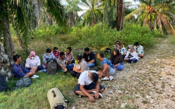 Batalion 4 PGA menahan 20 PATI di pesisiran pantai Sungai Janggut, Jeram pada Isnin.