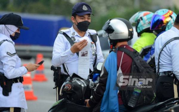 Op Selamat ke-17 Tahun Baharu Cina yang diadakan di Lebuhraya Persekutuan berhampiran tapak Plaza Tol Sungai Rasau pada Isnin. - FOTO SINAR HARIAN/ MOHD HALIM ABDUL WAHID.