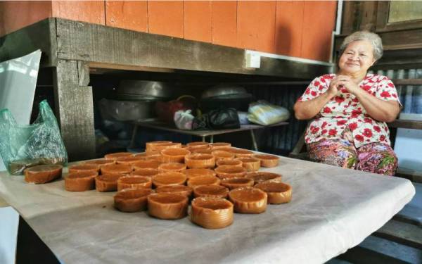 Choo Im ketika ditemui sedang menyiapkan kuih bakul di rumahnya di Kampung Tiruk, Kuala Terengganu.